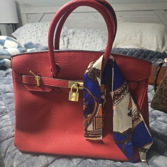 Elegant Red Handbag With Key And Lock And Purse Scarf - Picture 6 of 7